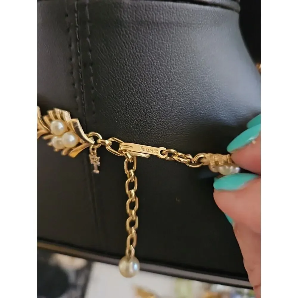 VINTAGE CROWN TRIFARI SIGNED FAUX PEARL BRUSHED AND GOLD TONE NECKLACE - Picture 11 of 13